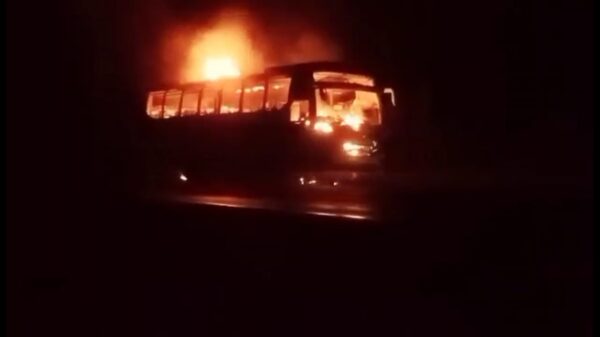 নাটোরে শিক্ষা সফরের বাসে আগুন ॥ আহত ১০ শিক্ষার্থী