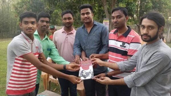 শিবগঞ্জে মুক্তিযুদ্ধ বিষয়ক বই বিতরণ