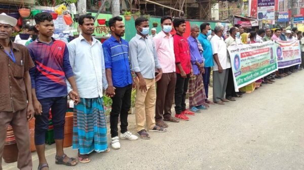 আদিবাসী দুই কৃষক হত্যার বিচারের দাবিতে রাজশাহীতে মানববন্ধন