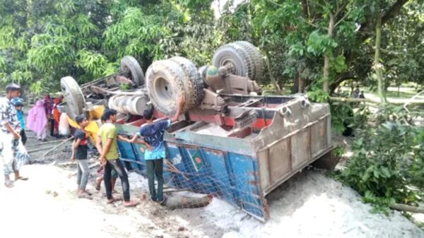 শিবগঞ্জে বালু বোঝাই ট্রাক উল্টে পথচারী নিহত ॥ আহত ২