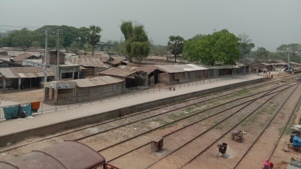 রহনপুরে রেলবন্দরের অন্তরায় অবৈধ দখলদার ॥ দখলদার আন্দোলনকারীরাই