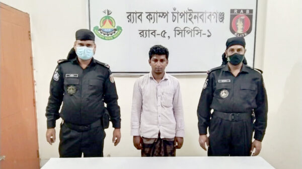 র‌্যাবের হাতে চাঁপাইনবাবগঞ্জে ফেন্সিডিলসহ আটক এক