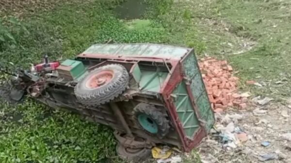 গোমস্তাপুরে ইটবোঝাই ট্রলি উল্টে একজন নিহত