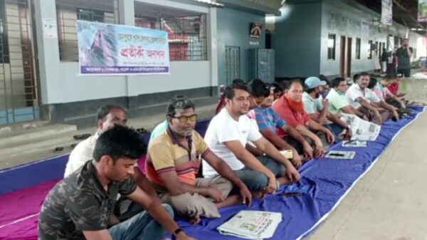 রহনপুরকে রেলবন্দর ঘোষণার দাবীতে সাংবাদিকদের প্রতীকী অনশন