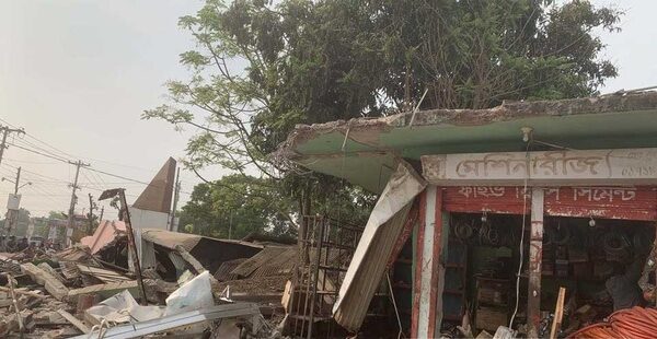 ফরিদপুরে সড়ক ও জনপথ বিভাগের শতাধিক অবৈধ স্থাপনা উচ্ছেদ