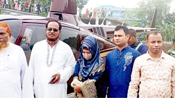 দুপচাঁচিয়ায় সখের বসে হেলিকপ্টারে করে স্ত্রীকে ঘরে নিয়ে এলেন হিমু