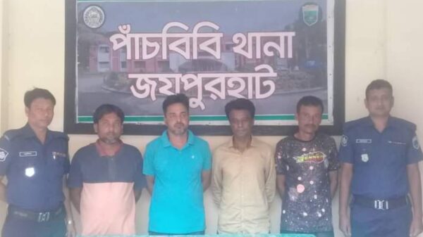 জয়পুুরহাটে ডিবি পরিচয়ে ছিনতাই ॥ আটক ৪