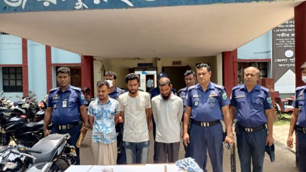 জয়পুুরহাটে অভিনব কায়দায় ছিনতাইয়ের চেষ্টা ॥ অস্ত্রসহ ৩ ছিনতাইকারী আটক