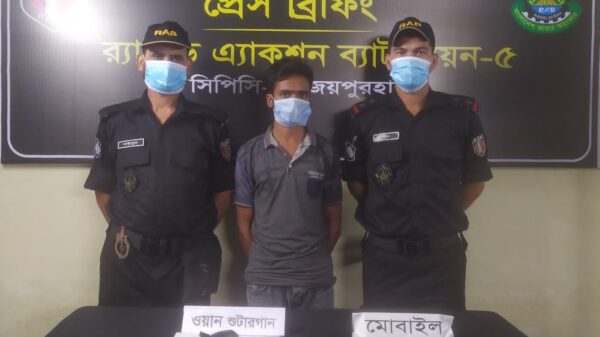 জয়পুরহাটে র‌্যাবের হাতে অস্ত্রসহ এক অস্ত্র ব্যবসায়ী আটক