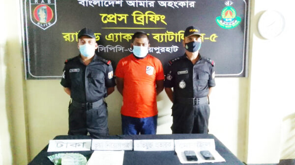 জয়পুুরহাট র‌্যাবের অভিযানে এক প্রতারক আটক