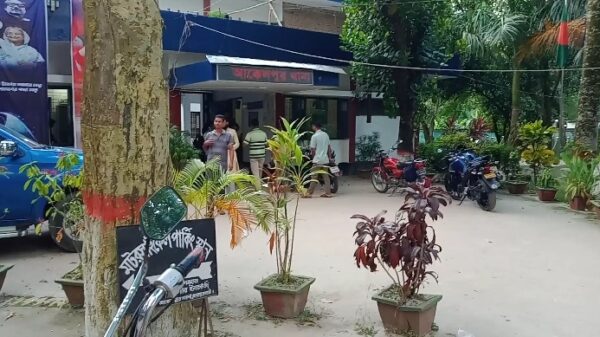 জয়পুুরহাটে পীরের চুল-দাড়ি কেটে সাদা কাগজে সই নেয়ার অভিযোগ