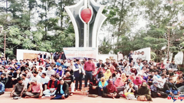 নোবিপ্রবিতে ৮ দফা দাবিতে কর্মবিরতি ও বিক্ষোভ