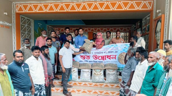 নাচোলে বিনামূল্যে প্রান্তিক কৃষকদের মাঝে সার ও বীজ বিতরণ
