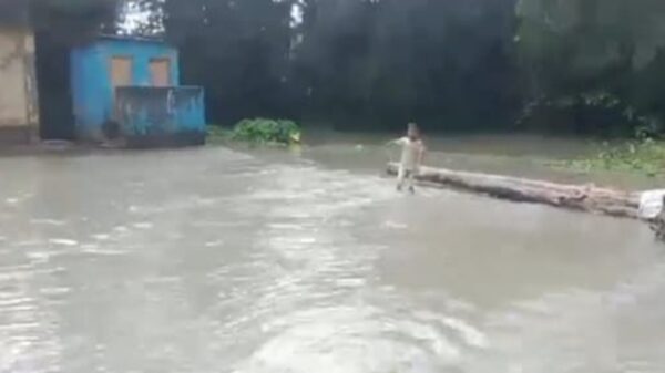 বেড়িবাঁধ ভেঙে নিম্নাঞ্চল প্লাবিত ॥ দূর্ভোগে এলাকাবাসী