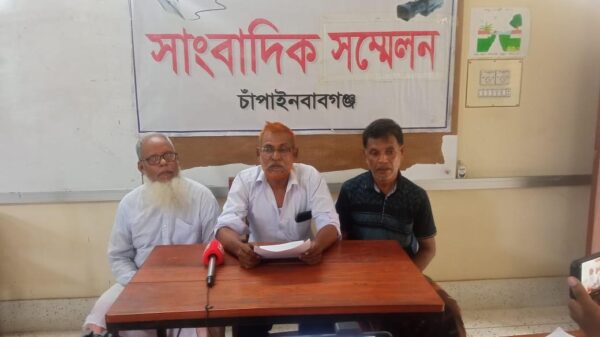 চাঁপাইনবাবগঞ্জে প্রাণনাশের হুমকি এবং নতুন প্রাচীর ভাঙ্গার প্রতিবাদে সংবাদ সম্মেলন