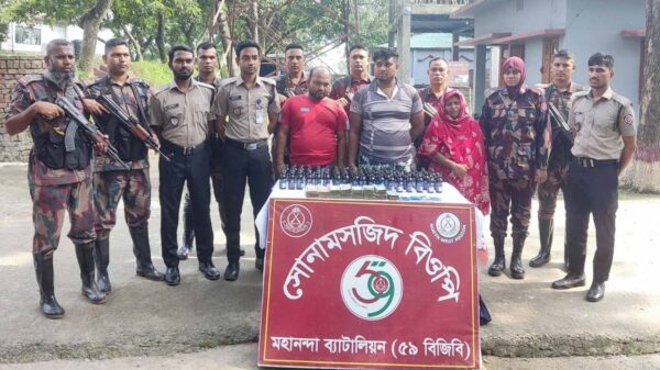 সোনামসজিদ সীমান্তে বিজিবি-ডিএনসি’র অভিযানে মাদক ও নগদ টাকাসহ আটক-৩
