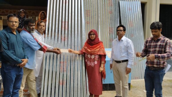 নাচোলে ঝড়ে ক্ষতিগ্রস্থদের মাঝে ঢেউটিন ও শুকনো খাবার বিতরণ