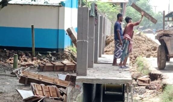 নাচোলে দায়সারা নির্মাণ কাজ ॥ ড্রেন ওয়ালের উপর পিলার নির্মান-জনমনে ক্ষোভ
