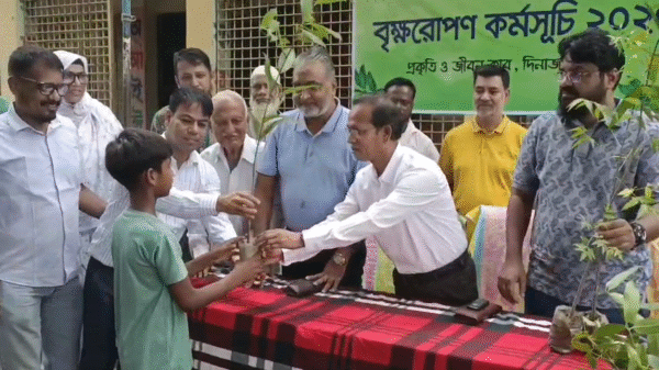 দিনাজপুরে মাসব্যাপী বৃক্ষরোপণ এবং চারা বিতরণ কর্মসূচির উদ্বোধন