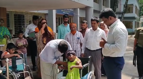 দিনাজপুরের হিলিতে ৫ জন প্রতিবন্ধীকে হুইল চেয়ার প্রদান