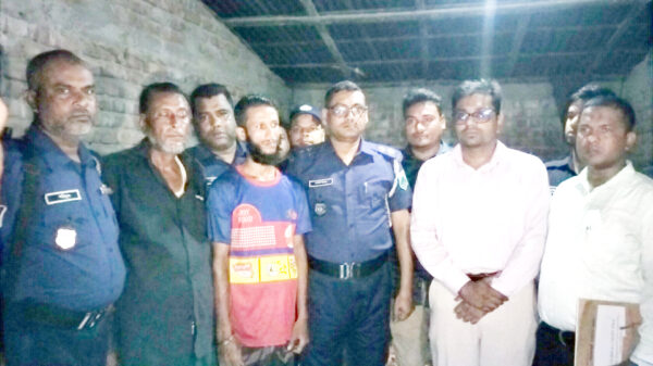 চাঁপাইনবাবগঞ্জে মুক্ত আকাশে উড়ল ৮০ টিয়া, জেল হাজতে দুই পাচারকারী