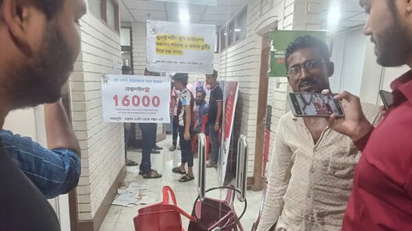 সহায়তার টাকা না পেয়ে জুলাই ফাউন্ডেশনের অফিসে ভাঙচুর