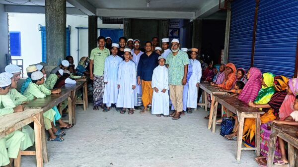 নাচোলে মেহমানখানার আতিথেয়তায় মুগ্ধ অসহায় মানুষগুলো
