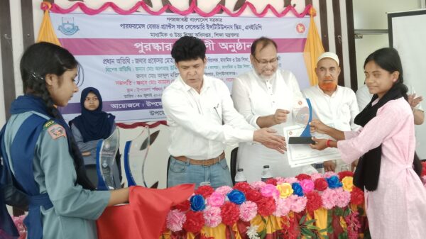 নাচোলে কৃতি শিক্ষার্থীদের মাঝে পুরস্কার বিতরণ