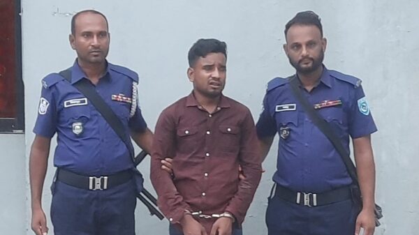 নীলফামারীতে যৌথ বাহিনীর অভিযানে ভিসা প্রতারক গ্রেপ্তার