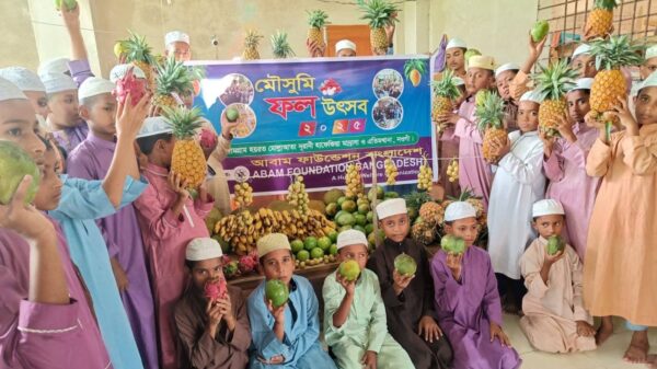 পত্নীতলায় হাফেজিয়া মাদ্রাসা ও এতিমখানায় মৌসুমী ফল উৎসব