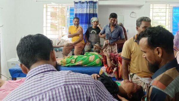 গোমস্তাপুরে জমি নিয়ে দু’পক্ষের সংঘর্ষে আহত-৩০