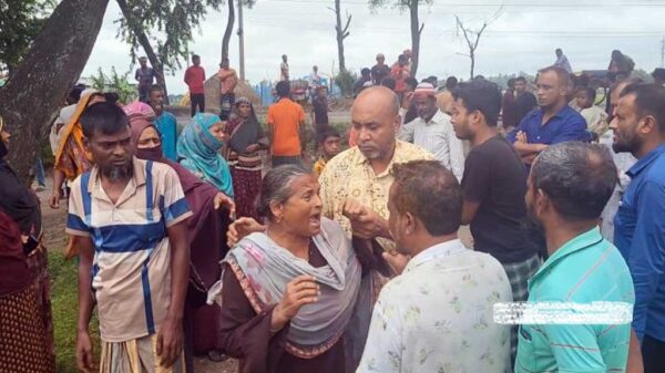 সিরাজগঞ্জে ট্রাক চাপায় বাবা ও ছেলের মৃত্যু ॥ আহত ছেলে