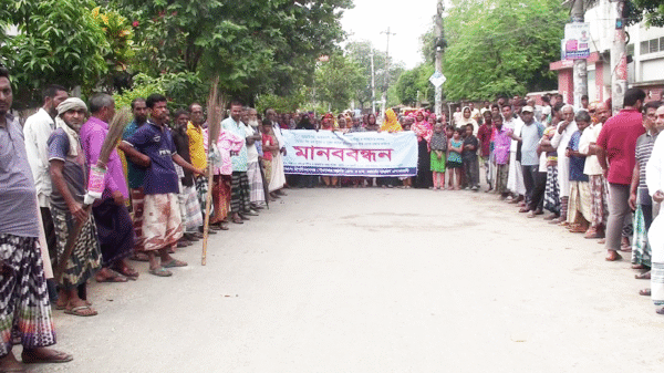 চাঁপাইনবাবগঞ্জে পুকুর রক্ষার দাবিতে এলাকাবাসীর মানববন্ধন