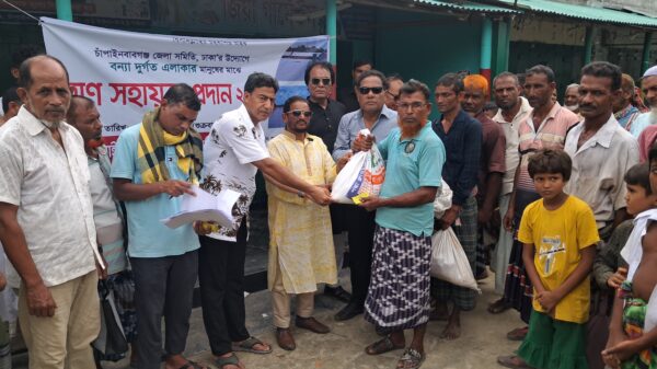 চাঁপাইনবাবগঞ্জে বন্যা দূর্গতদের মাঝে ঢাকাস্থ সমিতির খাদ্য সামগ্রী বিতরণ
