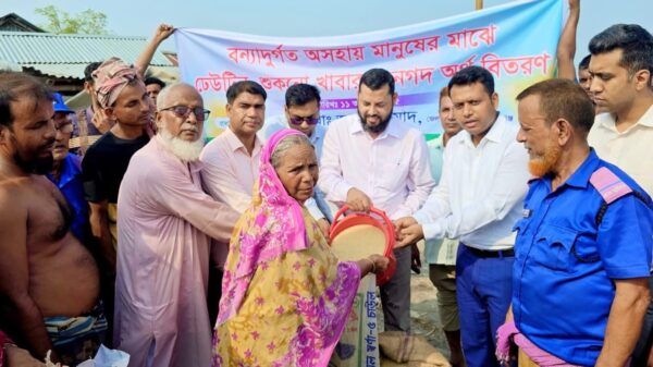 চাঁপাইনবাবগঞ্জে বন্যাদুর্গতদের মাঝে ঢেউটিন- খাদ্য ও নগদ সহায়তা প্রদান