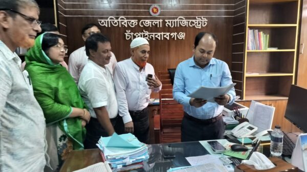 চাঁপাইনবাবগঞ্জে সরকারি মাধ্যমিক বিদ্যালয় শিক্ষকদের স্মারকলিপি প্রদান