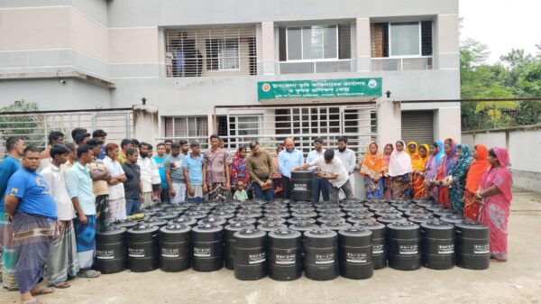নাচোলে বিনামূল্যে গমবীজ সংরক্ষণ সাইলো বিতরণ