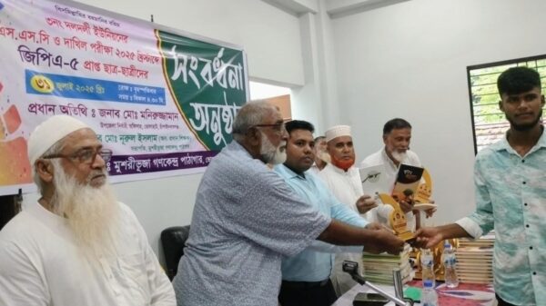 ভোলাহাটে কৃতি শিক্ষার্থীদের সংবর্ধনা প্রদান
