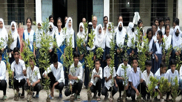 সিরাজগঞ্জে ‘সবুজ মানব’ শহিদুল’র বৃক্ষ বিতরণ ও রোপন