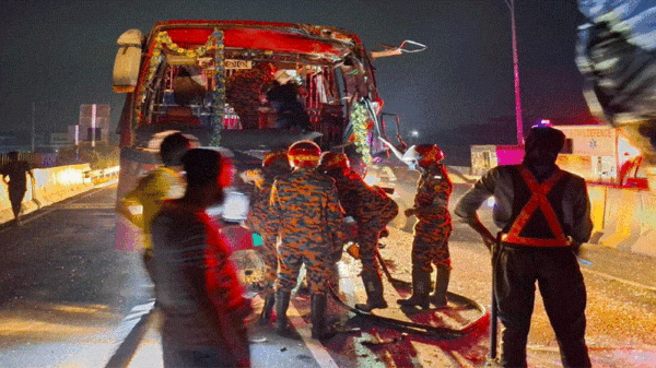 রেলওয়ে ওভারব্রিজে বাস-কাভার্ড ভ্যান সংঘর্ষ-আগুন