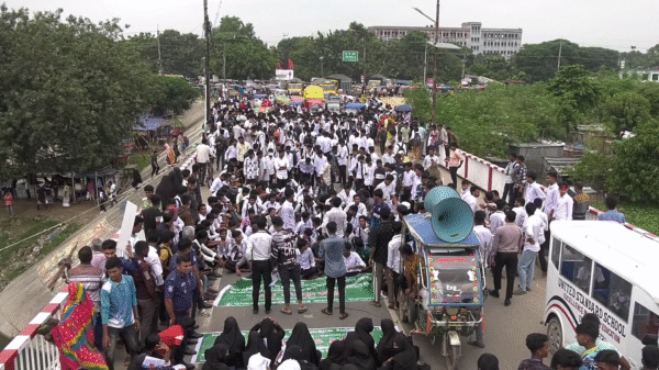 পলিটেকনিক শিক্ষার্থীদের চাঁপাইনবাবগঞ্জ-সোনামসজিদ সড়ক অবরোধ
