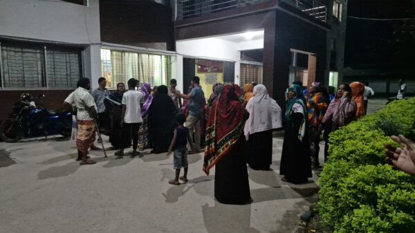 চাঁপাইনবাবগঞ্জে মা ও শিশু কল্যাণ সংস্থার পরিচালক গ্রাহকের ৩ কোটি টাকা নিয়ে লাপাত্তা ॥ ৫ কর্মকর্তাকে পুলিশে সোপর্দ