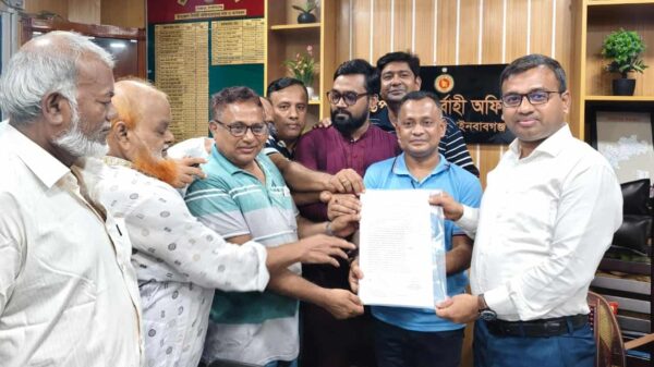 গোমস্তাপুরে সামাজিক নিরাপত্তার লক্ষ্যে মানববন্ধন ও স্মারকলিপি প্রদান