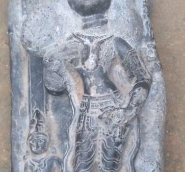 গোবিন্দগঞ্জে মানুষের মাথা সাদৃশ্য কষ্টি পাথরের মূর্তি উদ্ধার