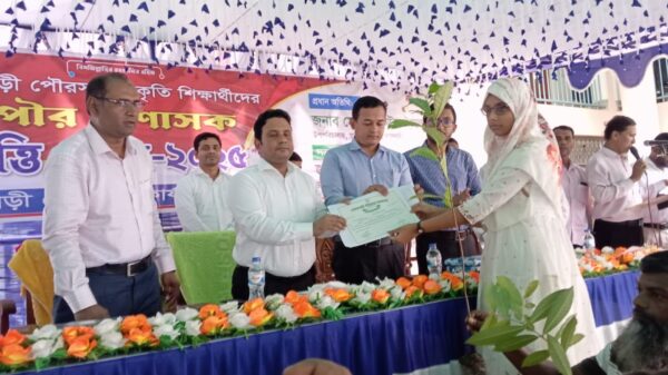 গোদাগাড়ীতে কৃতি শিক্ষার্থীদের মাঝে পৌর প্রশাসক বৃত্তি প্রদান