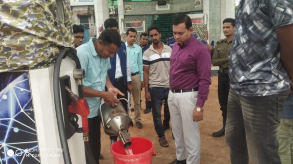 গোদাগাড়ীতে ভেজাল তেল ও ওজনে কম দেওয়ায় সাইফুল ফিলিং স্টেশনসহ ৩ প্রতিষ্ঠানকে জরিমানা