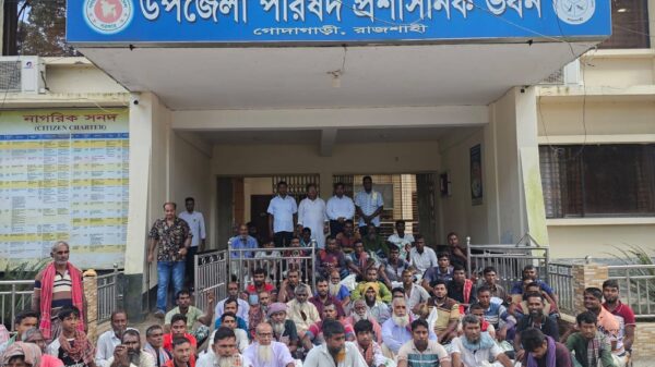 চর আষাড়িয়াদহের বন্যায় ক্ষতিগ্রস্থদের মাঝে ত্রাণ সহায়তা