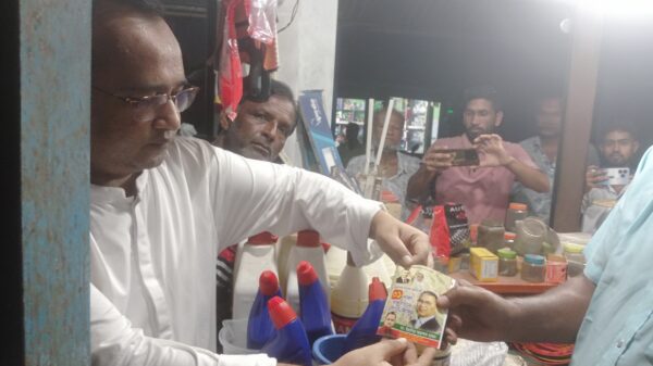 লালপুর-বাগাতিপাড়ায় ডাঃ রাজন এর বিএনপির ৩১ দফার লিফলেট বিতরন