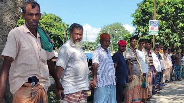 নাশকতাকারীদের গ্রেফতার দাবিতে নাটোরে মানববন্ধন ॥ রেলপথ অবরোধের হুশিয়ারি