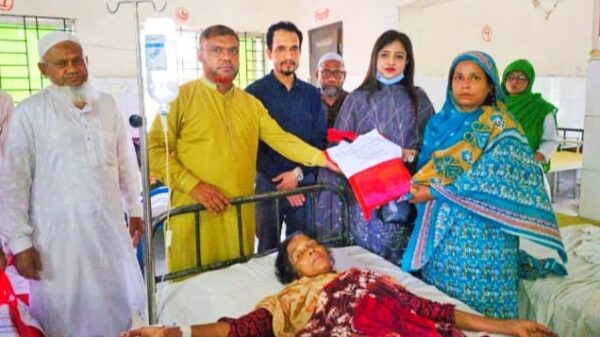 ধামইরহাট উপজেলা স্বাস্থ্য কমপ্লেক্সে বিএনপি নেতার খাবার বিতরণ